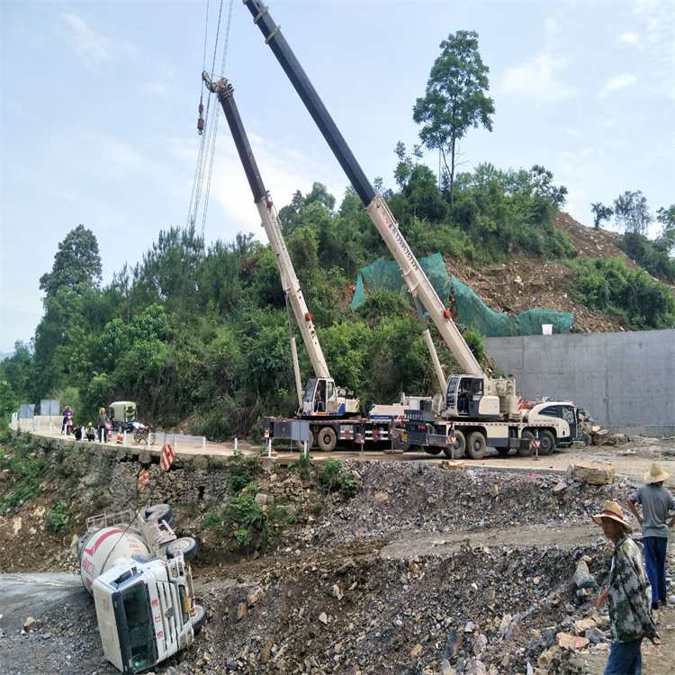 泗水汽车掉沟里叫吊车救援要多少钱
